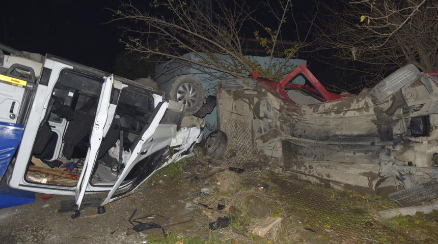 Manisa'da kamyonet ile hafif ticari aracın çarpışması sonucu 6 kişi yaralandı