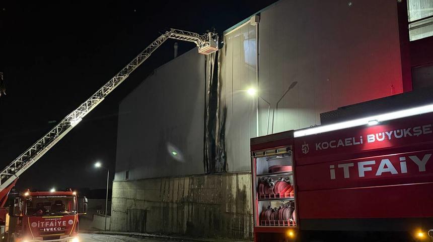 Kocaeli'de geri dönüşüm fabrikasında çıkan yangın söndürüldü