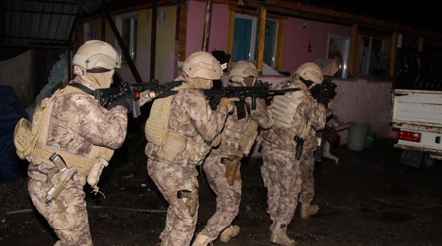 Kocaeli'de uyuşturucu satıcıları ve silah kaçakçılarına yönelik operasyonda 19 kişi yakalandı