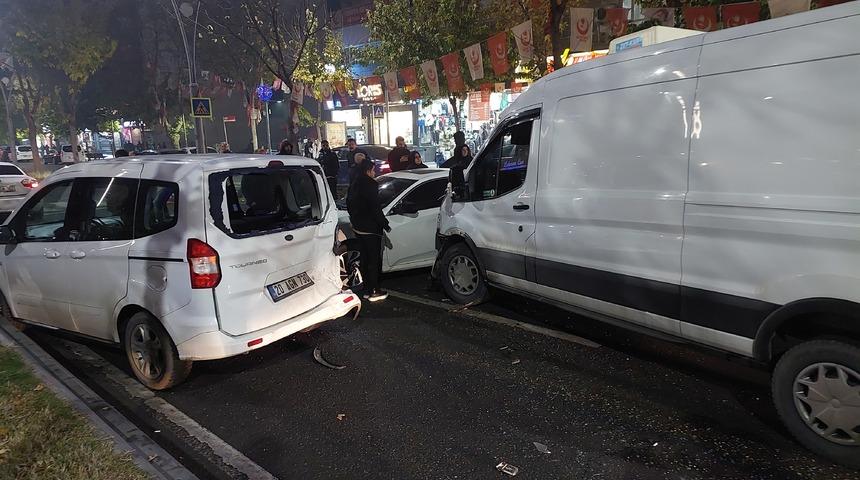 Batman'da 4 aracın karıştığı kazada 2 kişi yaralandı