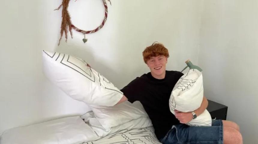 Yastığında sertlik hissetti! Kontrol ettiğinde yatağından  1,2 metrelik bir kobra çıktı: "Tıslama sesi duymaya başladım"