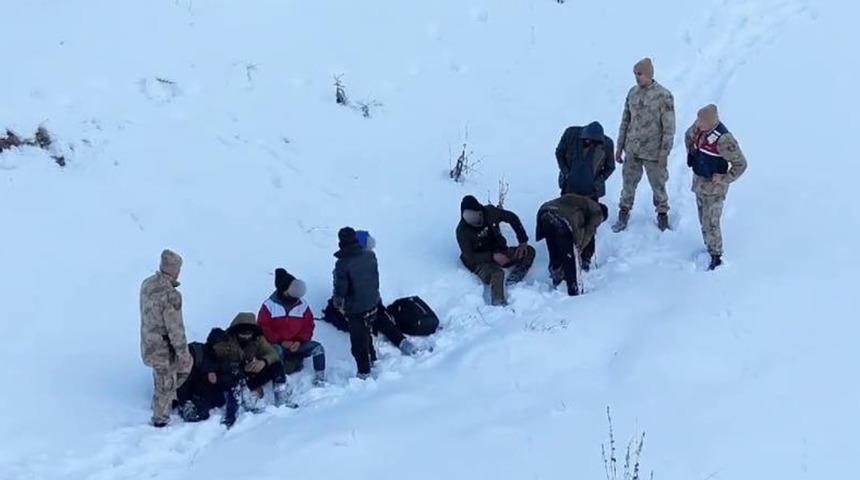 Sosyal medya paylaşımları ele verdi! Kaçak göçmenler yakalandı