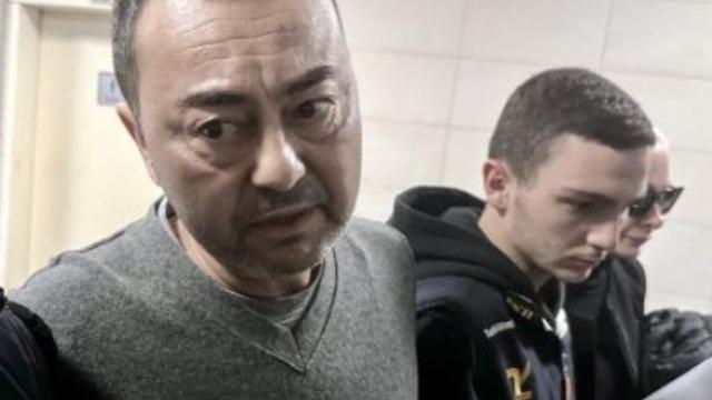 1,5 ayda 25 milyon lira zarar etmişti! Serdar Ortaç, ev hapsi sonrası ilk kez sahneye çıktı! Kulis hallerini yayınladı