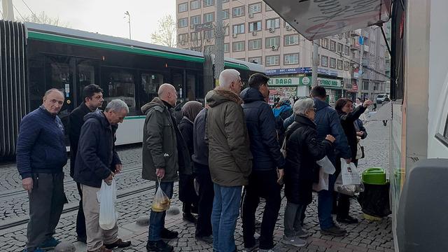 Böylesi ilk kez oluyor | 3 daire sattı yatırım yaptı: Aldığı hisseler batınca patronu suçladı! En sonunda çareyi lokma dağıtmakta buldu
