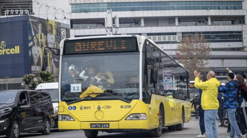 Fenerbahçeli taraftarları görenler şaşırdı kaldı! İşte Beşiktaş derbisine böyle gittiler...