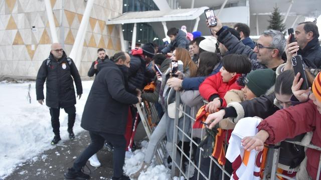 Sivas'ta Galatasaray taraftarları Osimhen'i sakatlıyordu! Polis son anda kurtardı