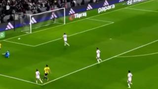 Beşiktaş Fenerbahçe derbisine damga vuran pozisyon! Kaleciyi bile çalımladı, herkes gol diye ayağa kalktı... Dolmabahçe'de inanılmaz an