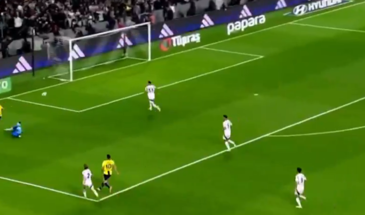 Beşiktaş Fenerbahçe derbisine damga vuran pozisyon! Kaleciyi bile çalımladı, herkes gol diye ayağa kalktı... Dolmabahçe'de inanılmaz an G4