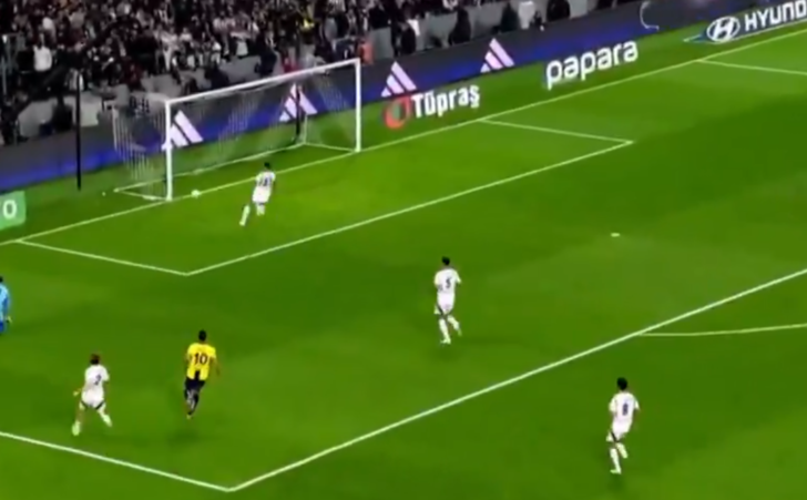 Beşiktaş Fenerbahçe derbisine damga vuran pozisyon! Kaleciyi bile çalımladı, herkes gol diye ayağa kalktı... Dolmabahçe'de inanılmaz an G5