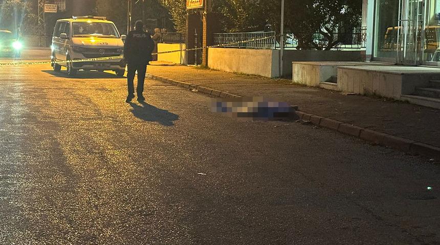 Adana'da sokak ortasında silahlı saldırıya uğrayan 18 yaşındaki genç öldü!