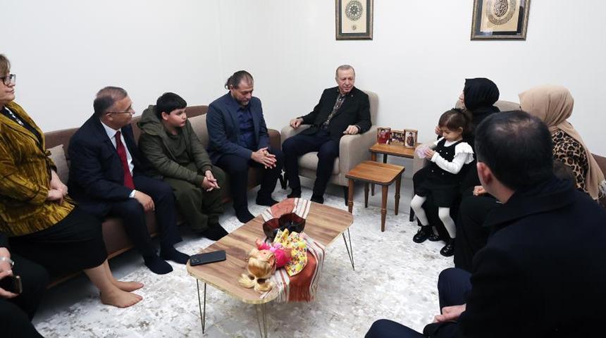 Cumhurbaşkanı Erdoğan, Gaziantep'te depremzede aileye misafir oldu! Duygusal anlar yaşandı