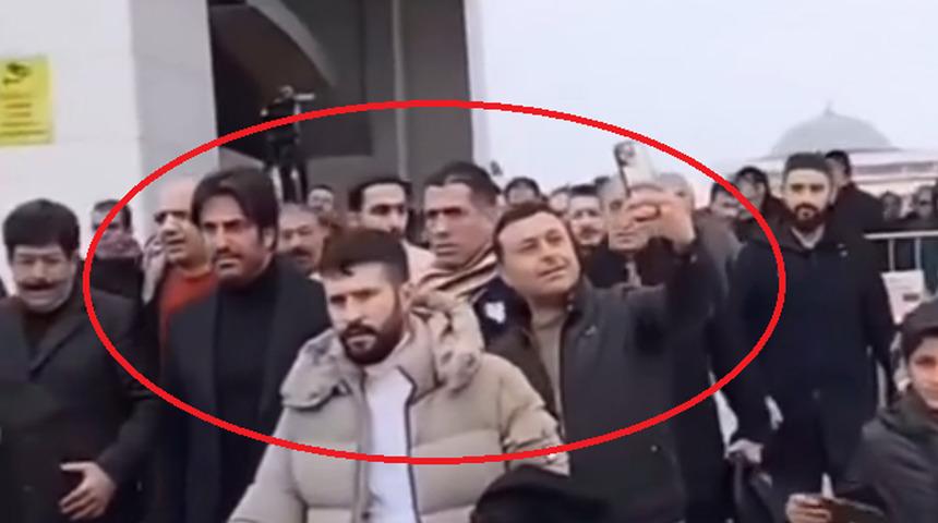 Mahsun Kırmızıgül annesini toprağa verirken selfie çekmek için yarışanlar 'pes' dedirtti! "İnsanlığımızı kaybettik"