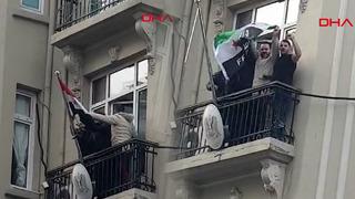 Suriyeliler İstanbul'daki konsolosluğa girdi! Bayrağı böyle indirdiler