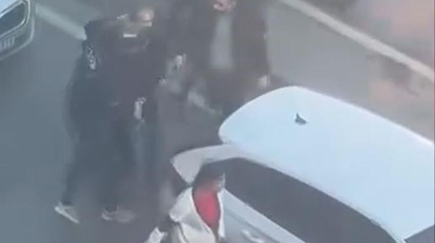 E-5'te akan trafiğe aldırmadan yumruk yumruğa kavga... Arada kalan hamile kadın fenalaştı!