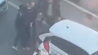 E-5'te akan trafiğe aldırmadan yumruk yumruğa kavga... Arada kalan hamile kadın fenalaştı!