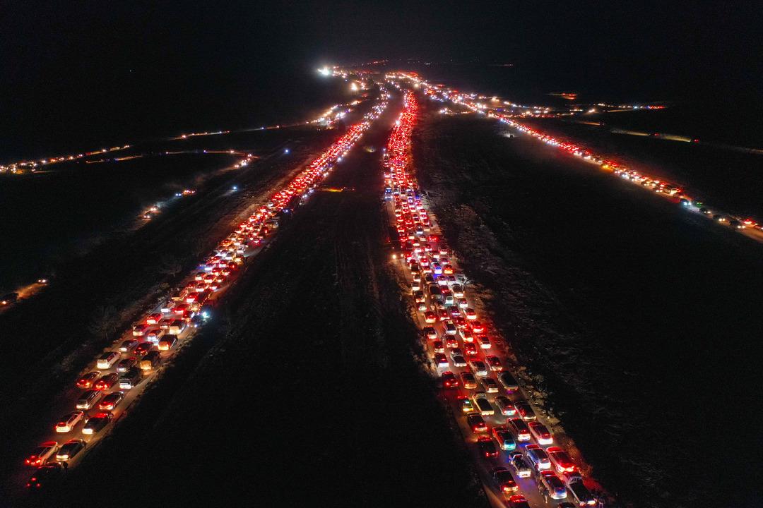 Esad gitti, Şam'a akın ediyorlar! Suriye'de kilometrelerce ara&ccedil; kuyruğu...