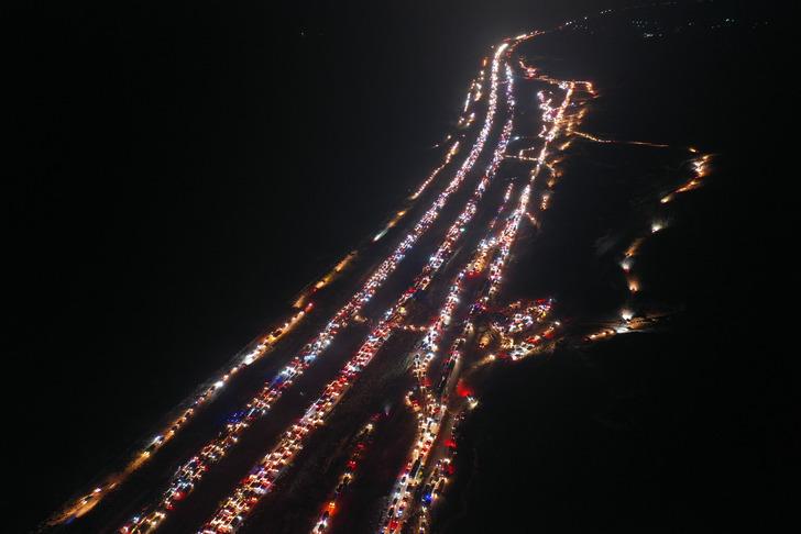 Esad gitti, Şam'a akın ediyorlar! Suriye'de kilometrelerce araç kuyruğu... G4