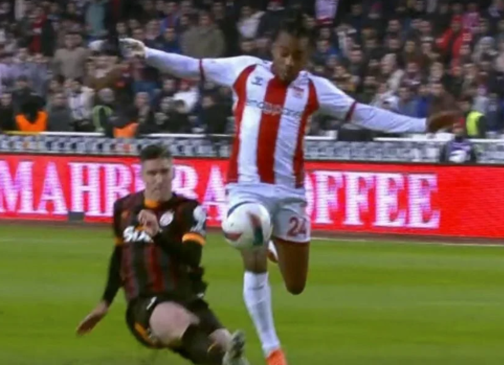 İşte Sivasspor-Galatasaray maçının hakemi Turgut Doman'ın hatalı kararları! Tek tek açıkladılar: 3 kırmızı kartı atladı... G3