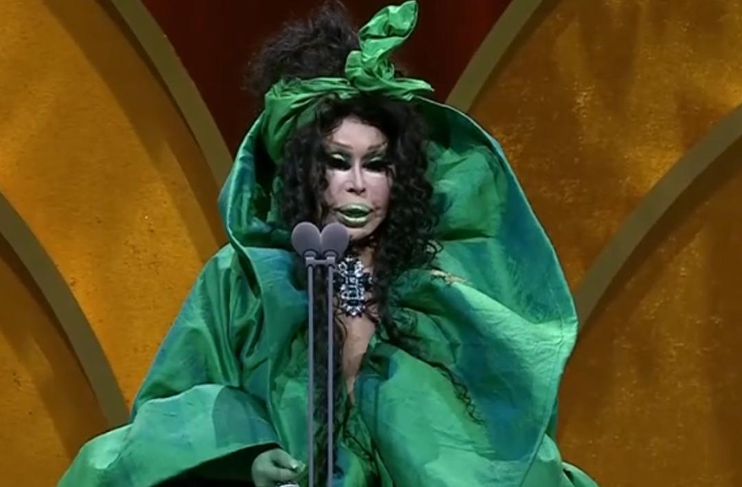 B&uuml;lent Ersoy "Boşu boşuna yaşıyorum" dedi! Konuşmasından &ccedil;ok kıyafeti g&uuml;ndem oldu