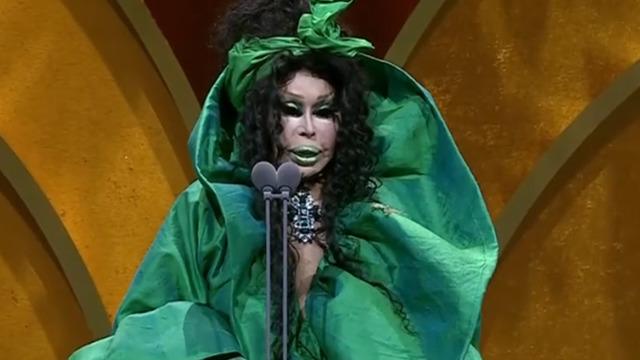 Bülent Ersoy Boşu boşuna yaşıyorum dedi! Konuşmasından çok kıyafeti gündem oldu