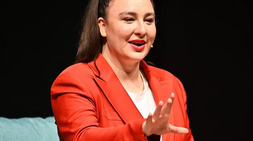 Yasemin Sakallıoğlu tarzını böyle ti'ye aldı: "Dünyadaki bütün dekolteleri dengelemek adına beni boğazıma kadar giydirdi"