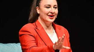 Yasemin Sakallıoğlu tarzını böyle ti'ye aldı: Dünyadaki bütün dekolteleri dengelemek adına beni boğazıma kadar giydirdi