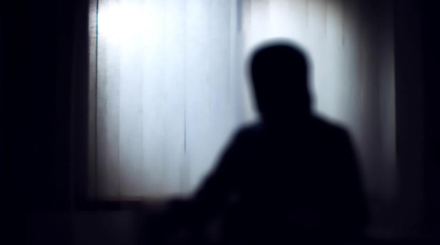 Sosyal medyada 'model' adı altında istismar! Anneyle baba 12 yaşındaki kız çocuğunun uygunsuz fotoğraflarını çekip paylaştı