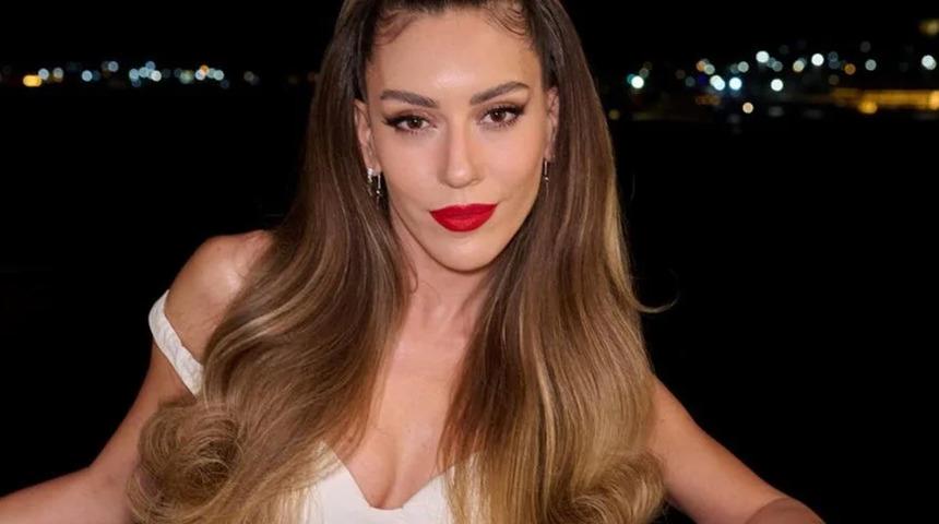 Sinem Kobal kırmızı elbisesiyle boy gösterdi! "Bu kız kendine ne yapmış?"