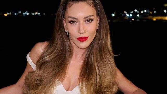 Sinem Kobal kırmızı elbisesiyle boy gösterdi! Bu kız kendine ne yapmış?