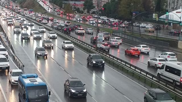 İstanbul'da trafik felç! Yağmur başladı harita yine bordoya döndü