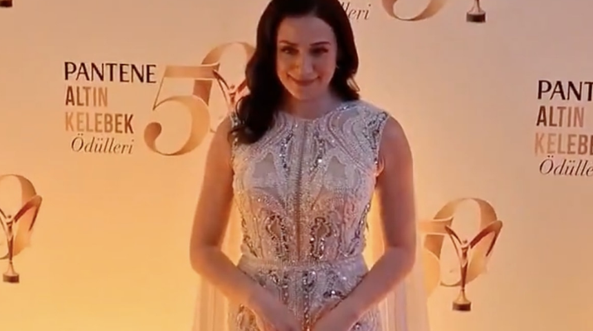 Aynı tasarımcıya ait benzer elbise giydiler! Özge Borak gerildi sunucunun tavrı ise tepki çekti! 'Kibirli...'