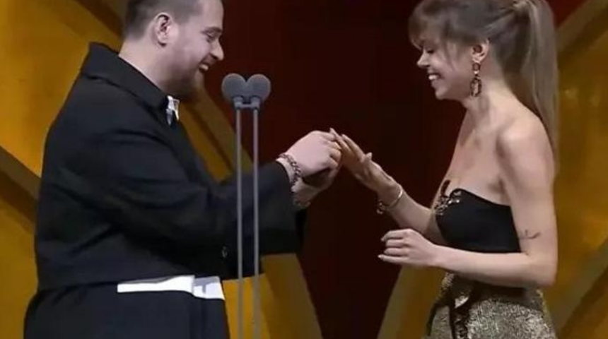 Ödül töreninde evlilik teklifi etmişti! O gerçek ortaya çıktı! Alper Rende bakın daha önce ne yapmış...