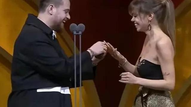 Ödül töreninde evlilik teklifi etmişti! O gerçek ortaya çıktı! Alper Rende bakın daha önce ne yapmış...