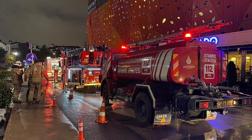 Ümraniye'de AVM'de korkutan yangın! Çok sayıda ekip müdahale etti