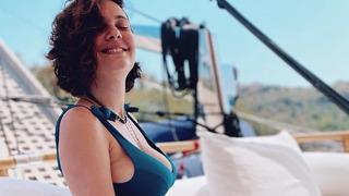 Diyet, detoks, spor sonuç verdi! Bergüzar Korel'in sırt dekolteli elbisesiyle pozlarına yorum yağdı