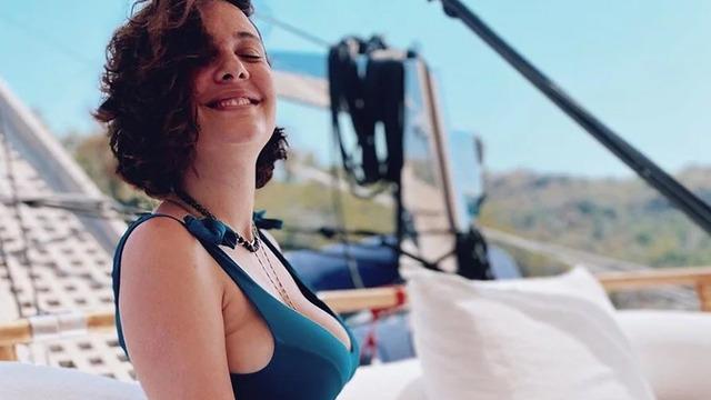 Diyet, detoks, spor sonuç verdi! Bergüzar Korel'in sırt dekolteli elbisesiyle pozlarına yorum yağdı