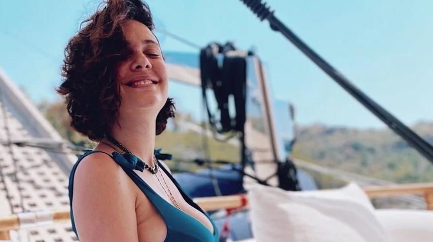 Diyet, detoks, spor sonuç verdi! Bergüzar Korel'in sırt dekolteli elbisesiyle pozlarına yorum yağdı