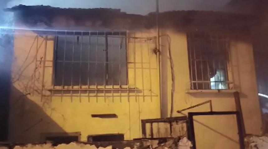 Gecekondu alev alev yandı! Müdahale eden itfaiye aracı çöken asfalta düştü... Ev kullanılamaz hale geldi