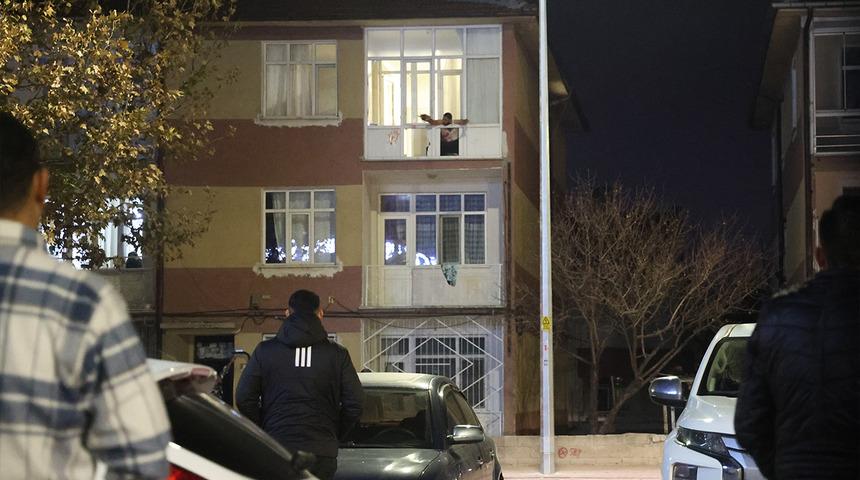 Bunalıma giren şahıs polise direndi... Evinin camlarını kırıp sokağa fırlattı! Her tarafı kesik içinde kalmış