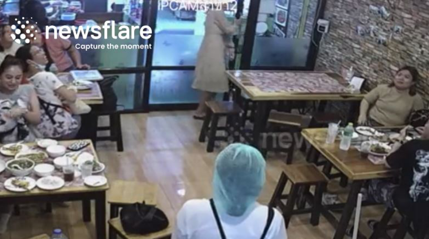 Restoranda korku dolu anlar! Tavana bakan müşteriler çığlık çığlığa kaçmaya başladı: O anlar saniye saniye kamerada...