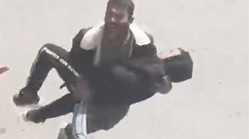 Husumetli iki aile birbirine girdi olan hamile kadınla küçük çocuğa oldu! Silahlı sopalı tartışmada ikisi de hayatını kaybetti...