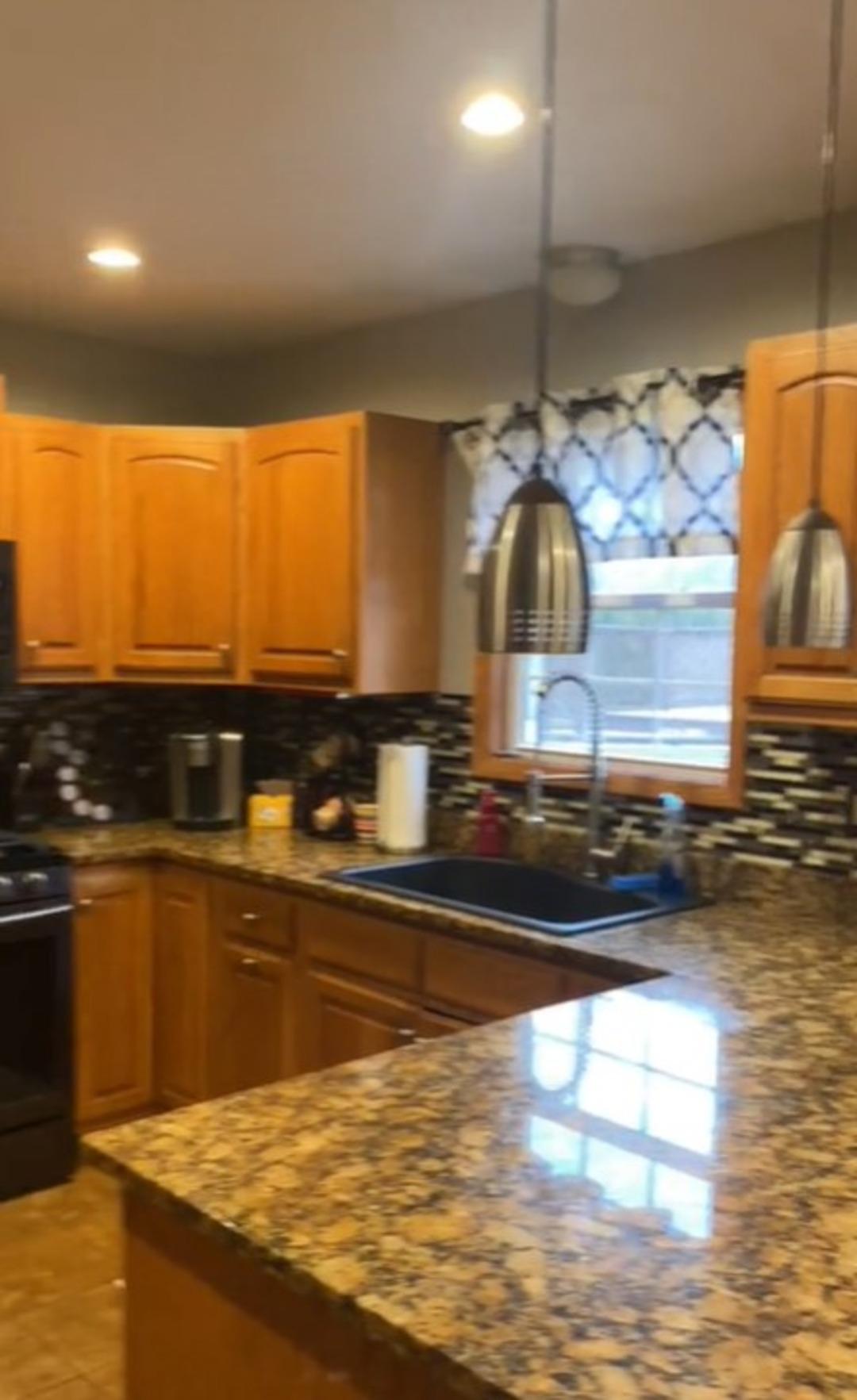 Şakanın dozunu kaçırdı! Anne ve babasının mutfağını fıstık ezmesiyle kapladı: "Evlatlıktan reddederdim" 1