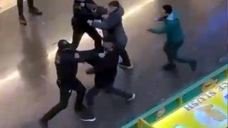 Avcılar'da bir AVM’de özel güvenlik ile 2 kişi kavga çıktı! Sandalyeler havada uçuştu