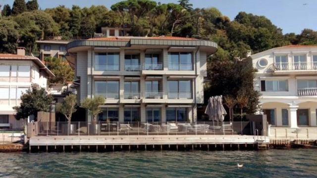 Boğaz'ın simgesi Feyyaz Tokar Yalısı satılıyor! Değeri dudak uçuklattı! Yeni sahibi bakın kimmiş... 