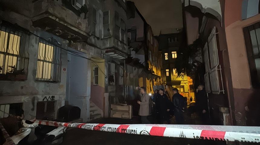 Fatih'te iki katlı metruk binada kısmi çökme