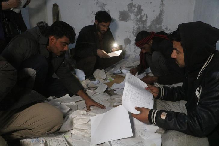 Yakınlarını bulmak isterlerken insan ezme makinelerini gördüler: Esad'ın ölüm kampı tüylerinizi ürpertecek G4