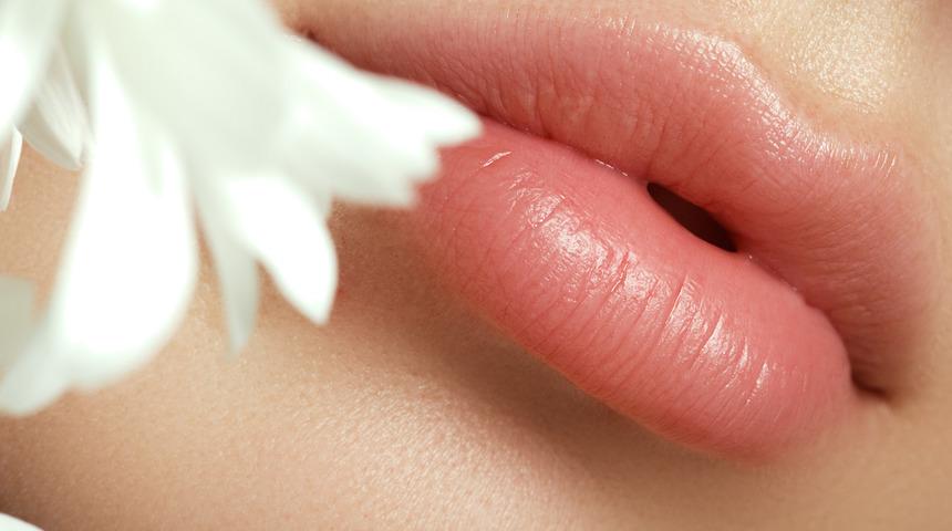 Çatlaklara son! Doğal pembe dudaklar için basit maske tarifi