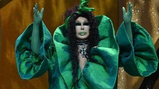 Kimi Prenses Fiona'ya kimi koca bir marula benzetmişti! Altın Kelebek'e kıyafetiyle damga vuran Bülent Ersoy eleştirilere sert çıktı! 'Madam Rihanna bile...'