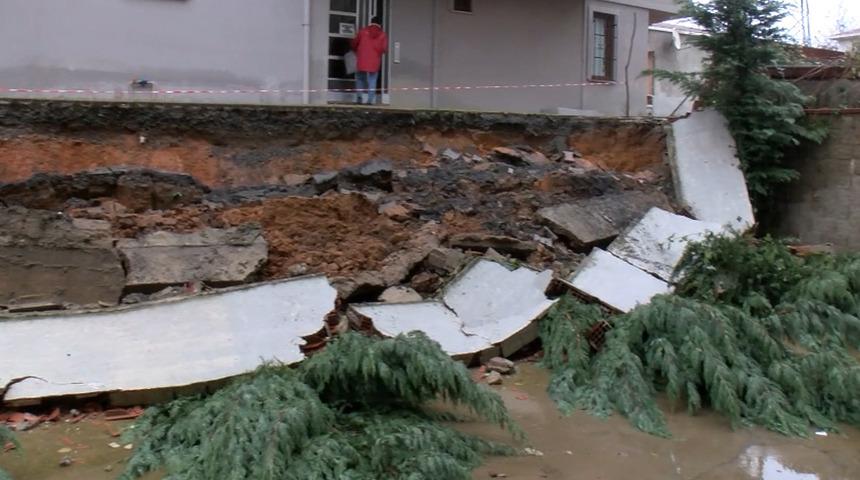 İstanbul- Çekmeköy'de sağanak yağış nedeniyle istinat duvarı çöktü!