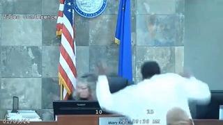 Mahkeme kürsüsünden uçup hakime saldırmıştı! Cezası belli oldu